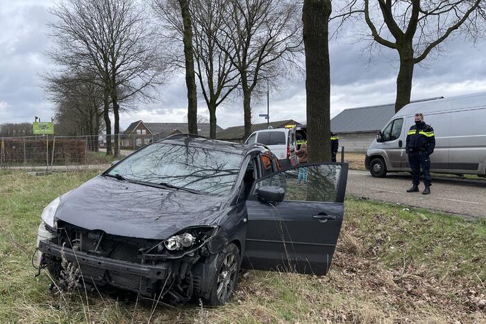 Auto belandt in greppel na botsing met vrachtwagen