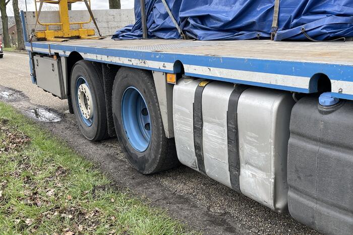 Auto belandt in greppel na botsing met vrachtwagen