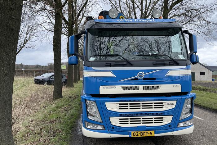 Auto belandt in greppel na botsing met vrachtwagen