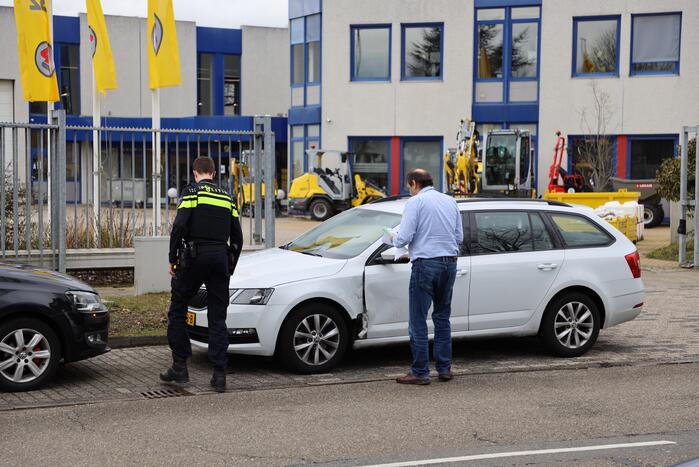 E-biker botst op spatbord van auto