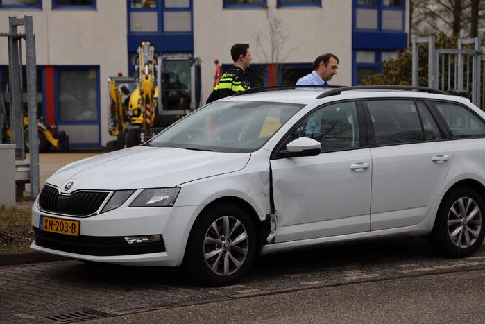 E-biker botst op spatbord van auto