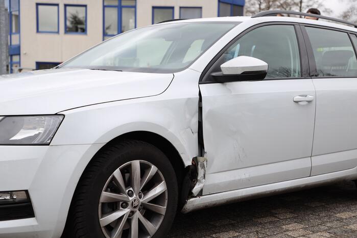 E-biker botst op spatbord van auto