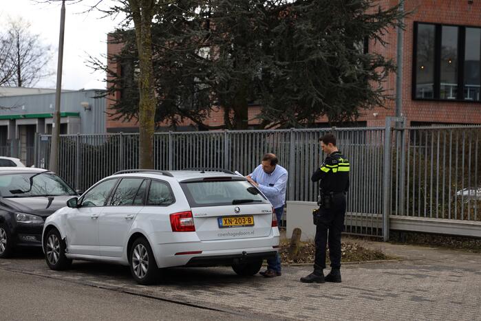 E-biker botst op spatbord van auto