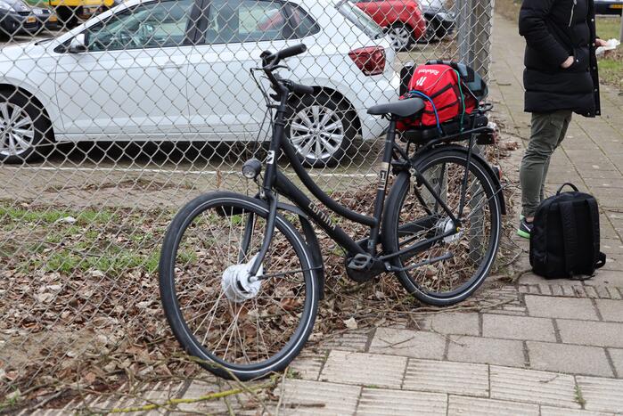 E-biker botst op spatbord van auto