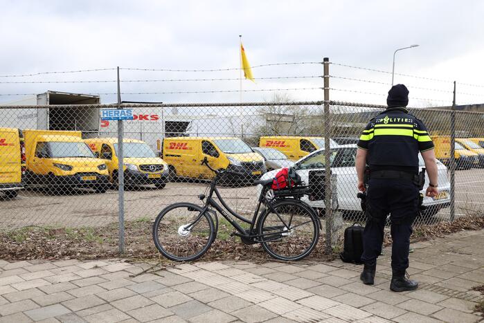 E-biker botst op spatbord van auto