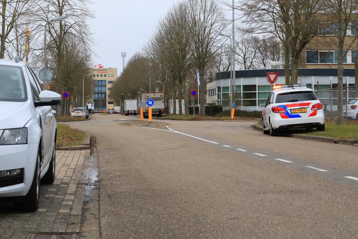E-biker botst op spatbord van auto