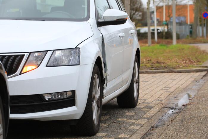 E-biker botst op spatbord van auto