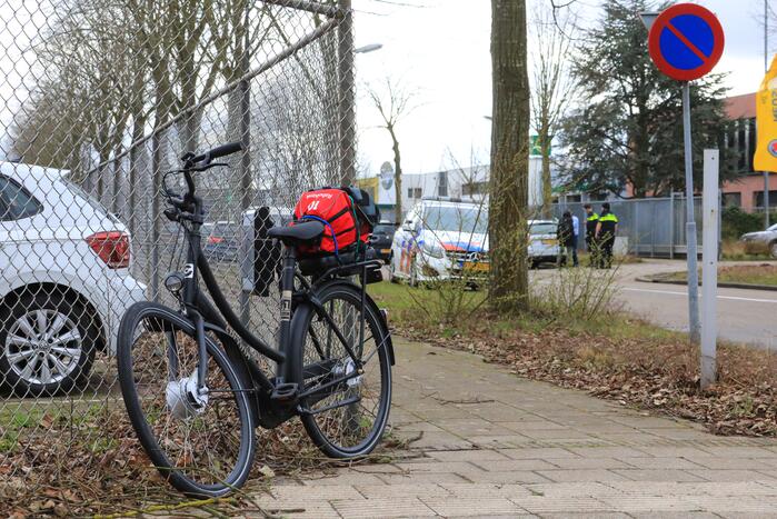 E-biker botst op spatbord van auto