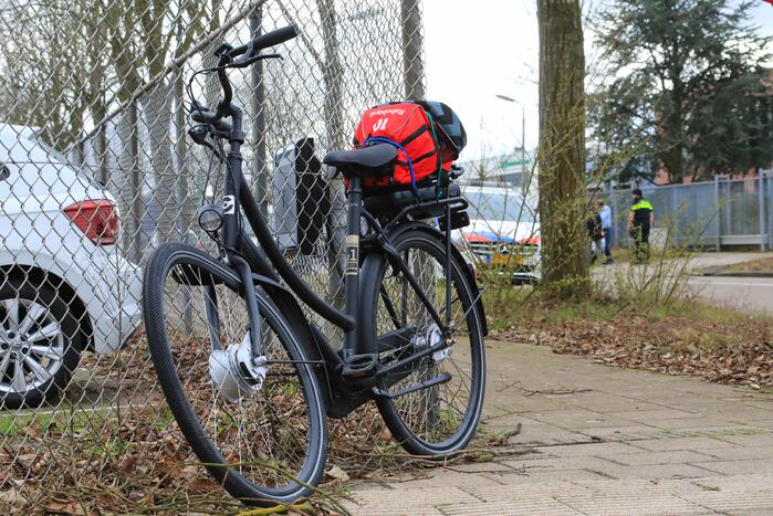 E-biker botst op spatbord van auto
