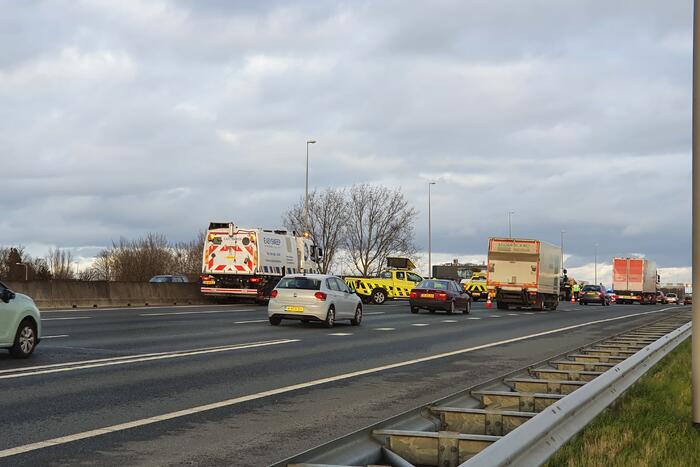 Snelweg dicht na ongeval met meerdere voertuigen