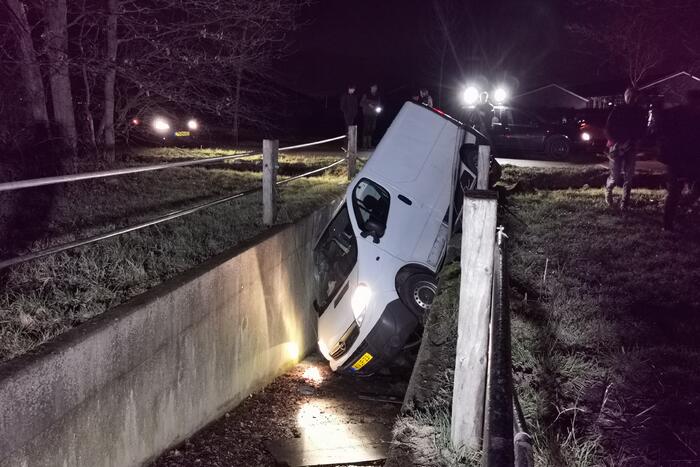 Bestelbus rijdt veetunnel in