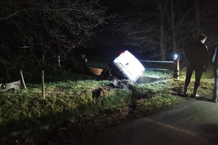 Bestelbus rijdt veetunnel in