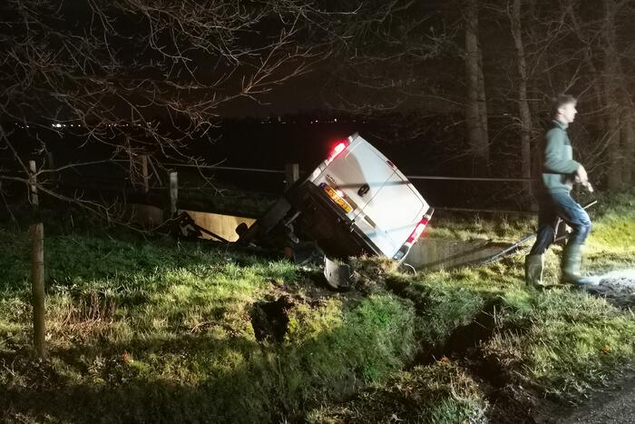 Bestelbus rijdt veetunnel in