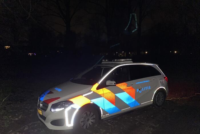 Politievoertuig vast in modder