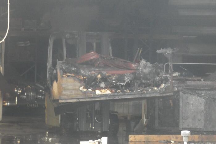 Oldtimers beschadigd door brand in loods