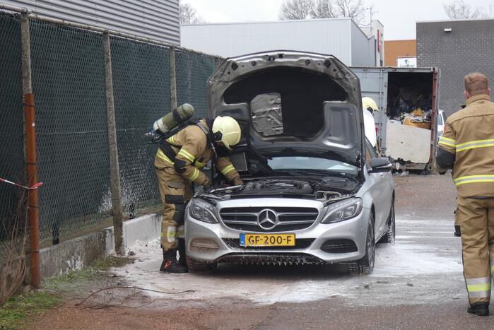 Geparkeerde Mercedes vliegt spontaan in brand