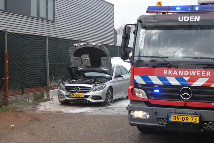 Geparkeerde Mercedes vliegt spontaan in brand