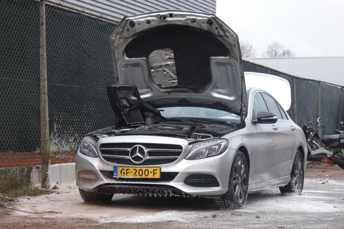 Geparkeerde Mercedes vliegt spontaan in brand