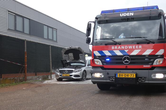 Geparkeerde Mercedes vliegt spontaan in brand
