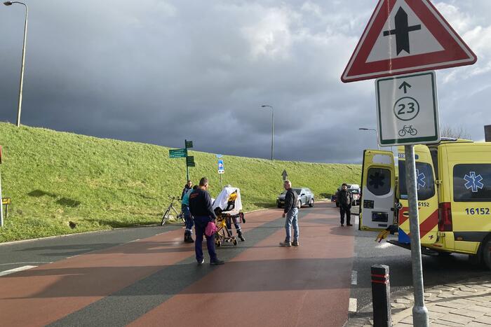 Fietser botst tegen portier auto en raakt gewond
