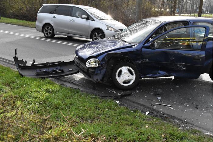Persoon gewond bij botsing tussen twee voertuigen
