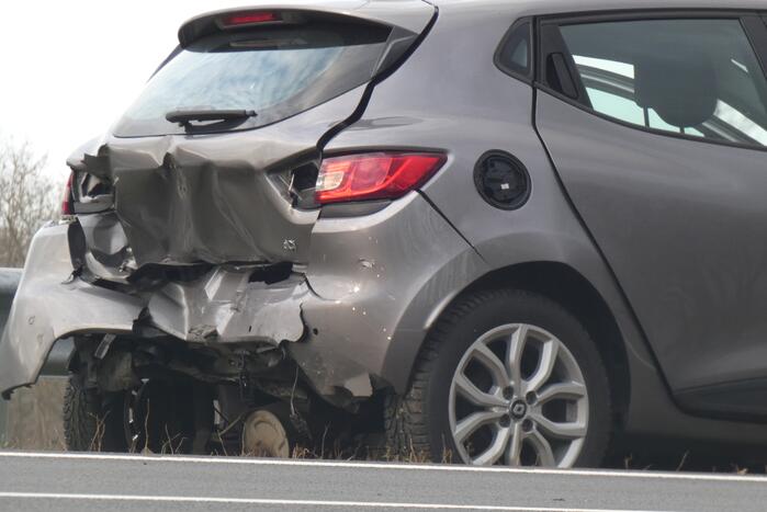 File na aanrijding tussen drie voertuigen