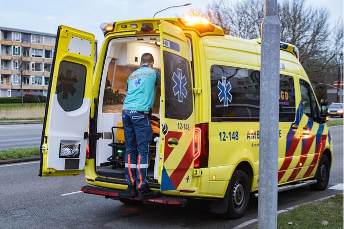 Maaltijdbezorger gewond bij botsing met personenauto