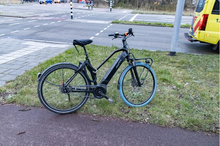 Maaltijdbezorger gewond bij botsing met personenauto
