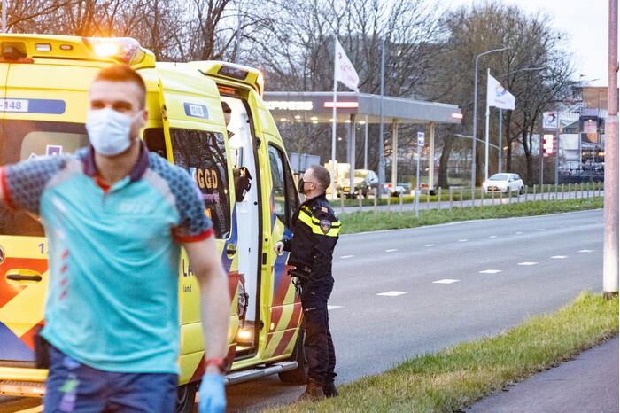 Maaltijdbezorger gewond bij botsing met personenauto