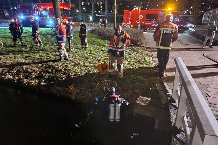 Brandweer zoekt in het water naar persoon