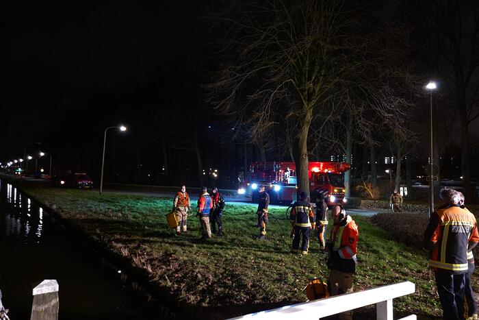 Brandweer zoekt in het water naar persoon