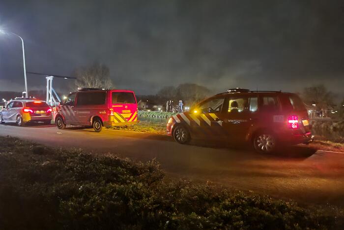 Brandweer zoekt in het water naar persoon