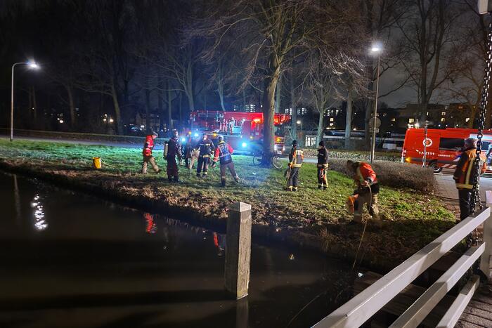Brandweer zoekt in het water naar persoon