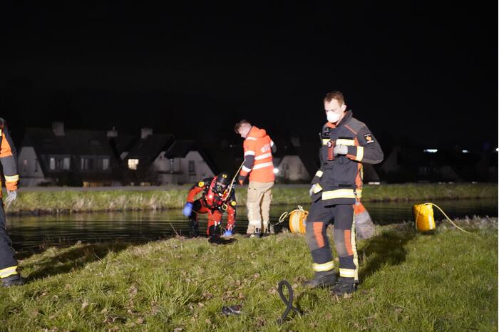 Brandweer zoekt in het water naar persoon
