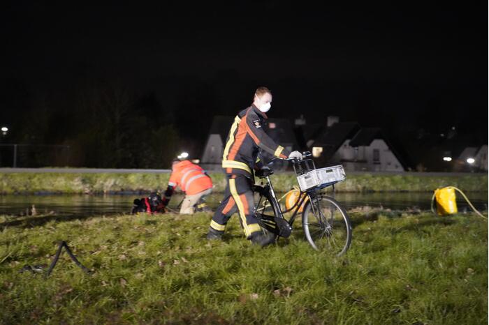 Brandweer zoekt in het water naar persoon