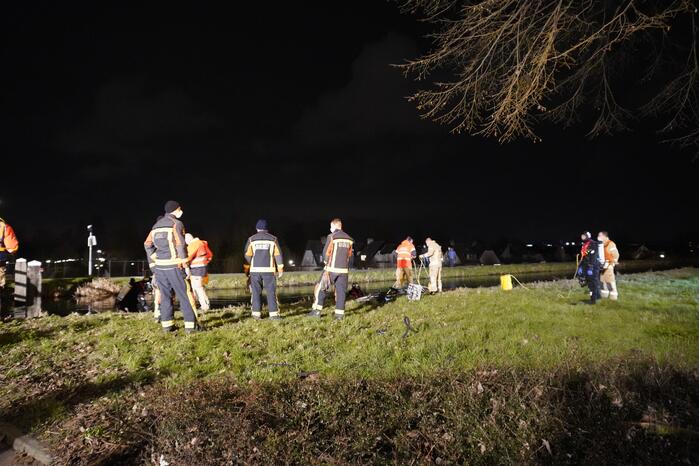 Brandweer zoekt in het water naar persoon