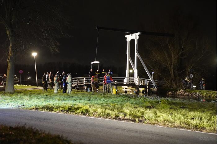 Brandweer zoekt in het water naar persoon