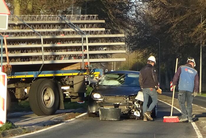 Personenwagen en vrachtwagen botsen met elkaar