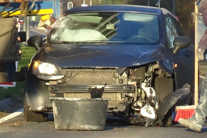 Personenwagen en vrachtwagen botsen met elkaar