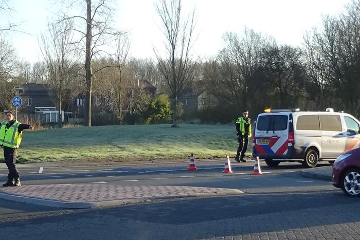 Personenwagen en vrachtwagen botsen met elkaar