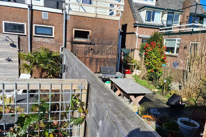 Smeulende barbecue zorgt voor brand