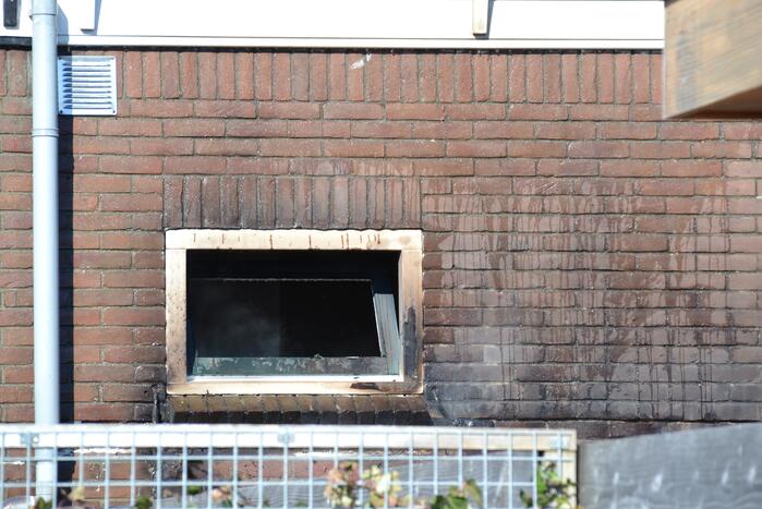 Smeulende barbecue zorgt voor brand