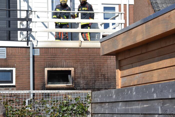Smeulende barbecue zorgt voor brand