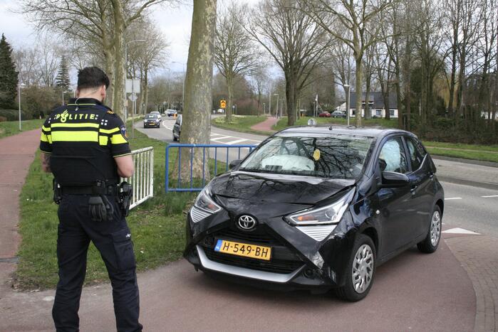 Auto's botsen voor oversteek