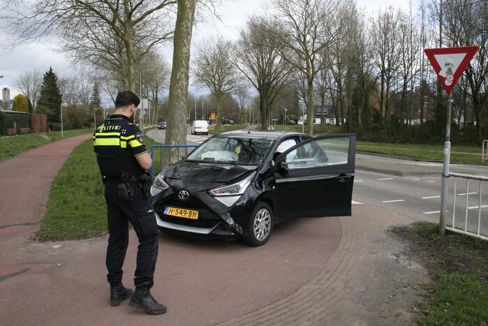 Auto's botsen voor oversteek