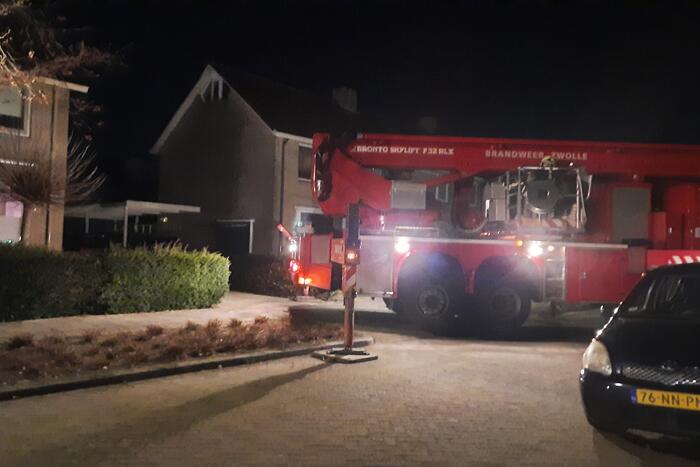 Brandend hout zit vast in schoorsteen