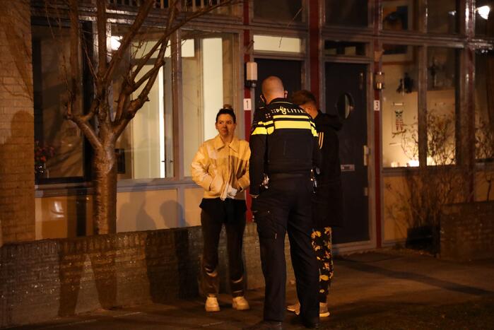 Brandweer blust brandende papiercontainer