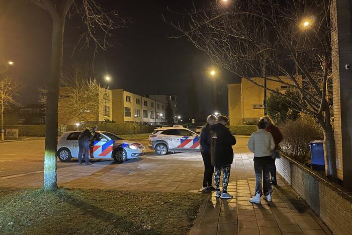 Brandweer blust brandende papiercontainer