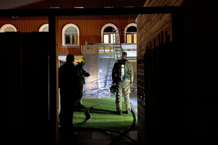 Brand in achtertuin van woning