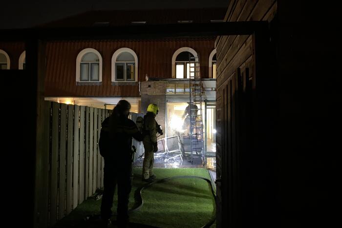 Brand in achtertuin van woning